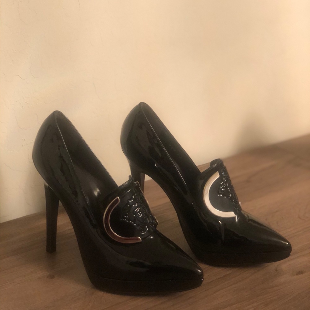 Versace Pilgrim Blk Patent Pumps w/Medusa Buckle